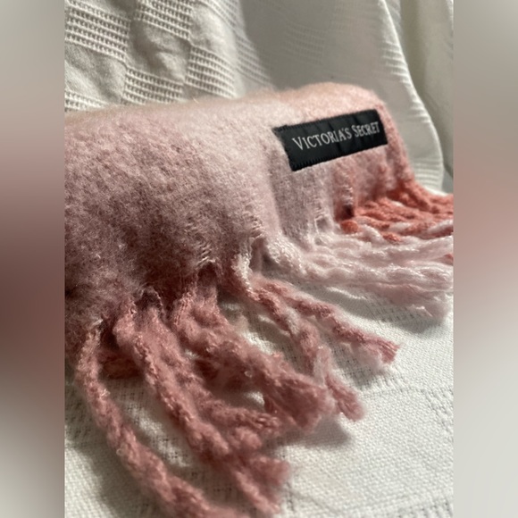 Victoria secret scarf 🧣 NWT - Picture 3 of 3
